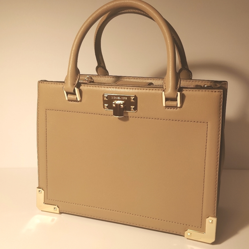 MICHAEL KORS 💛 Kinsley Satchel Medium Tan bag